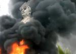 Brændt. En statue af præsident Bashar al-Assad står i flammer på området for en af de dæmninger i Raqqa-provinsen, som oprørerne har erobret fra regeringshæren. 
