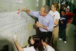 Talenter. George W. Bush kan male, så det ligner. Som her på en skole i Washington i 2007. 