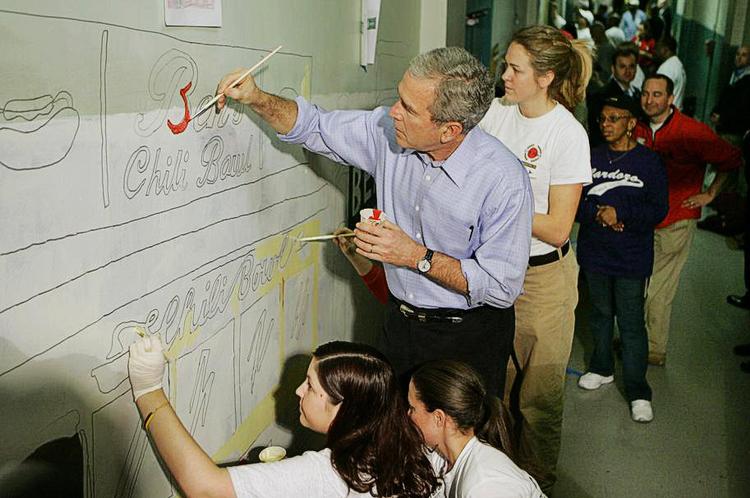 Talenter. George W. Bush kan male, så det ligner. Som her på en skole i Washington i 2007. 