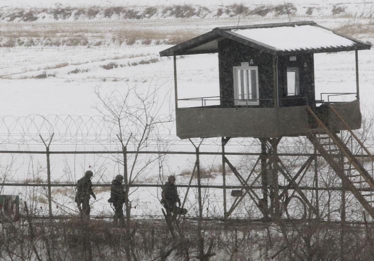 Vagt. Sydkoreanske soldater patruljerer langs den demilitarisede zone mellem Nord- og Sydkorea. 