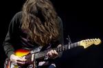 stenerrock. Inde under håret findes Kurt Vile. Han besøger Danmark i maj - igen. 