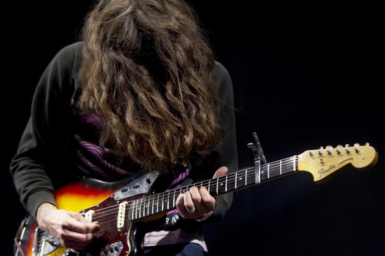 stenerrock. Inde under håret findes Kurt Vile. Han besøger Danmark i maj - igen. 