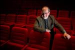 rådgiver. Leon Feder er nu for det meste tilskuer og ikke aktør til og i dansk  teater, men et godt råd i ny og næ kan han godt give. 