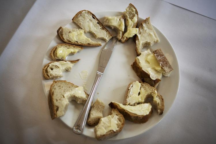 Tandsmør. Afskaffelsen af fedtafgiften giver billigere varer i Danmark. F.eks. falder prisen på 250 gram Lurpak smør med 2,60 kr. 