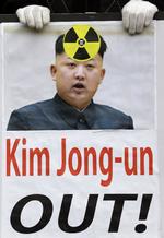 Smut. En demonstrant holder et skilt op under en spontan demonstrantion i Seoul i kølvandet på Nordkoreas atomprøvesprængning. 