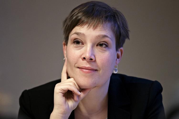 Habilitet. Er Astrid Krag den rette minister til at være regeringens 'tovholder' i denne for vor natur og miljø omtålelige sag? 