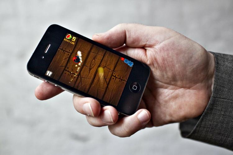 Dumdristigt. Den, der skriver under på at have købt en telefon, hæfter for at betale af på den. Derfor er det en rigtig dårlig ide at sige ja til at købe en telefon, som en anden skal afdrage på, advarer politiet. 