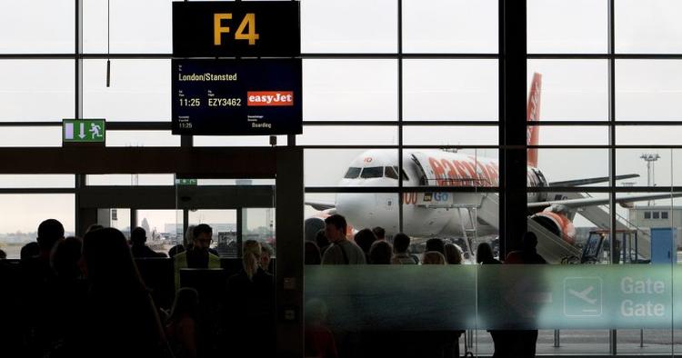 Lavpris. Det kan sagtens betale sig at være kreativ, når man bestiller flybilletter - eksempelvis ved at flyve med et selskab ud og hjem med et andet hjem. 