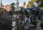 Los Angeles Politi har fundet ligrester i den hytte, hvor den 33-årige formodede politimorder Chris Dorner, menes at have forskanset sig. 