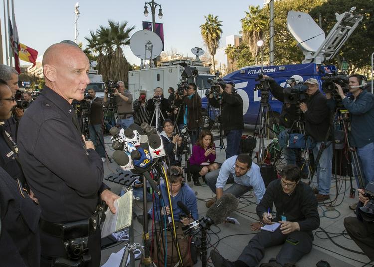 Los Angeles Politi har fundet ligrester i den hytte, hvor den 33-årige formodede politimorder Chris Dorner, menes at have forskanset sig. 