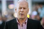 Våbendebat. Bruce Willis afviser, at våben i film har nogen som helst betydning for virkelighedens tragedier. Det er mennesker, der slår ihjel, ikke våben, pointerer han. 