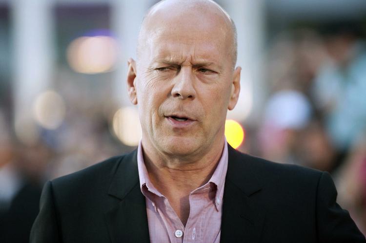 Våbendebat. Bruce Willis afviser, at våben i film har nogen som helst betydning for virkelighedens tragedier. Det er mennesker, der slår ihjel, ikke våben, pointerer han. 