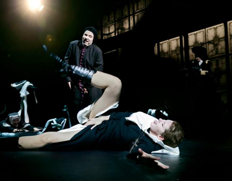 Djævlene. Der bliver gået til vaflerne i Operaen i den nye version af polske Krzystztof Pendereckis opera om djævleuddrivelse i 1600-tallet. 