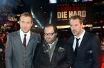 filmvåben. »Hvis jeg siger noget om våbenkontrol eller våben i film, vil det blive set som en Die Hard-udtalelse«, konstaterer Die Hard-instruktøren John Moore. Her flankeres han af Jai Courtney (tv), der spiller John McClanes søn Jack i den aktuelle film, og Sebastian Kock, der har en anden af de bærende roller. 