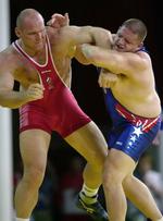 Legenden. Efter tre OL-guldmedaljer tabte russeren Aleksandr Karelin (tv.) sin fjerde OL-finale i supersværvægt til amerikaneren Rulon Gardner i 2000. Kun Wilfried Dietrich med fem har flere olympiske brydemedaljer, men tyskeren har kun en af guld. 