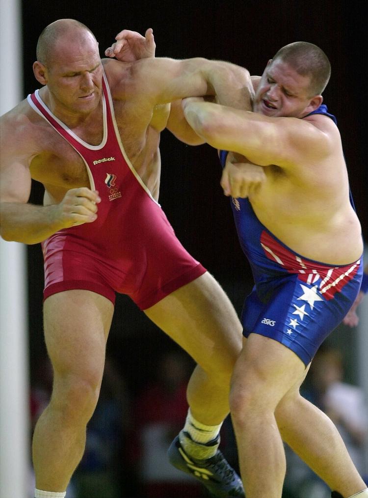 Legenden. Efter tre OL-guldmedaljer tabte russeren Aleksandr Karelin (tv.) sin fjerde OL-finale i supersværvægt til amerikaneren Rulon Gardner i 2000. Kun Wilfried Dietrich med fem har flere olympiske brydemedaljer, men tyskeren har kun en af guld. 