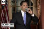 Tørstig. Marco Rubio tager en tår vand efter en lang arbejdsdag. Og internettet går amok. 