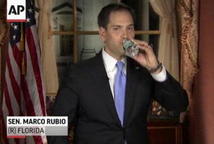 Tørstig. Marco Rubio tager en tår vand efter en lang arbejdsdag. Og internettet går amok. 