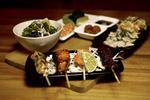 Når de travle japanere skal slappe af, går de på izakaya og spiser jordnær mad til øllet. Den disciplin kan københavnerne afprøve på Kung Fu Bar. 