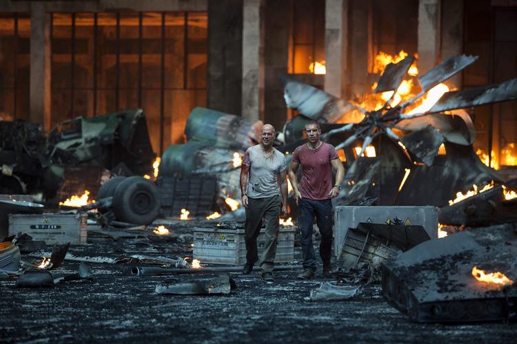 Passé. Bruce Willis giver den som dumdristig gammelfar med afdanket macho-retorik. 