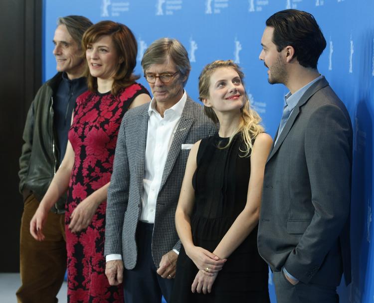 Ros. »Jeg håber ærligt talt bare, at vi skal i gang med 'Night Train to Lisbon 2' snart«, sagde skuespilleren Jeremy Irons på pressemøde. 