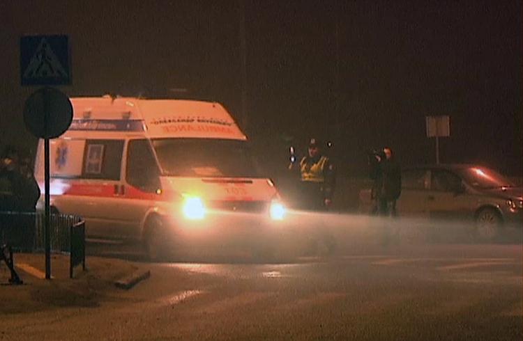 Flystyrt. En ambulance ankommer til lufthavnen i Donetsk. 