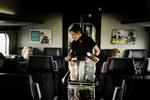 DYRT. DSB har over 900 millioner kroner på kaffevognene i togene siden 2004. Nu overvejer selskabet at lukke dem. 