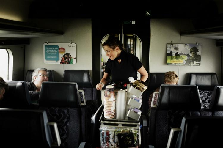 DYRT. DSB har over 900 millioner kroner på kaffevognene i togene siden 2004. Nu overvejer selskabet at lukke dem. 