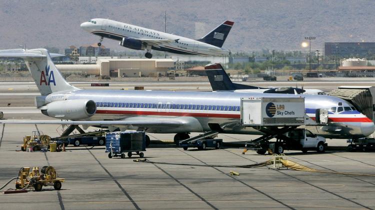 FUSION. American Ailines og US Airways slår pjalterne sammen og bliver USAs største flyselskab målt på omsætning. 