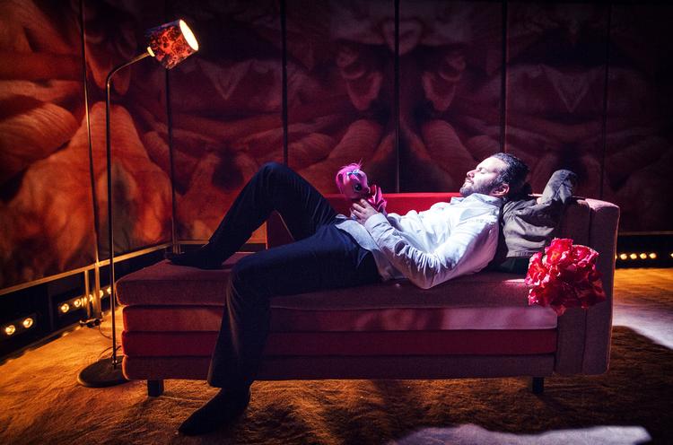 Trængt. Jon Lange orkestrerer med vid og bid syv forskellige vidnesbyrd om manden anno 2013 i Baggårdsteatrets sørgmuntre dissektion af det stærke køn  i 'De kaldte ham mand'. 