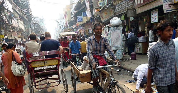 Mylder. En rickshaw-tur i Old Delhi er god måde at komme væk fra de mange sælgere, der hele tiden hiver fat i gående turister for at få dem til at købe alverdens tingeltangel. 