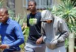 Den olympiske løber Oscar Pistorius forlader politistationen i Pretoria tidligere i dag. 