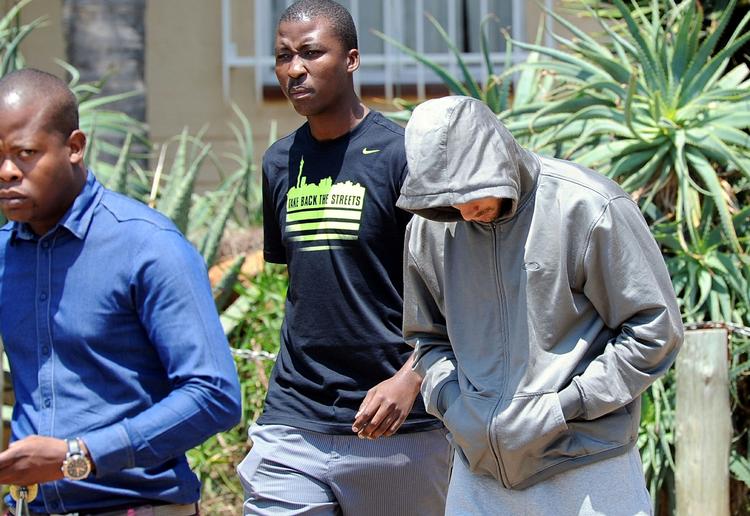 Den olympiske løber Oscar Pistorius forlader politistationen i Pretoria tidligere i dag. 