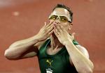 I 2008 sender Pistorius et kys i retning af sine tilhængere efter finalen i 400-meter-løb under handicap-OL i Beijing. 