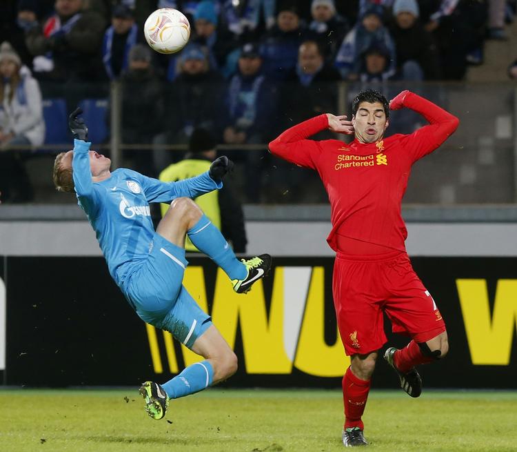 Problematisk. Luis Suarez (til højre) havde en hård dag 'på kontoret'. Her er han i duel med Aleksandr Anjukov. 