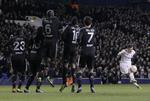 Kasse. Lyon-spillerne gør, hvad de kan, men de kan alligevel ikke forhindre et perlemål fra Gareth Bale. 