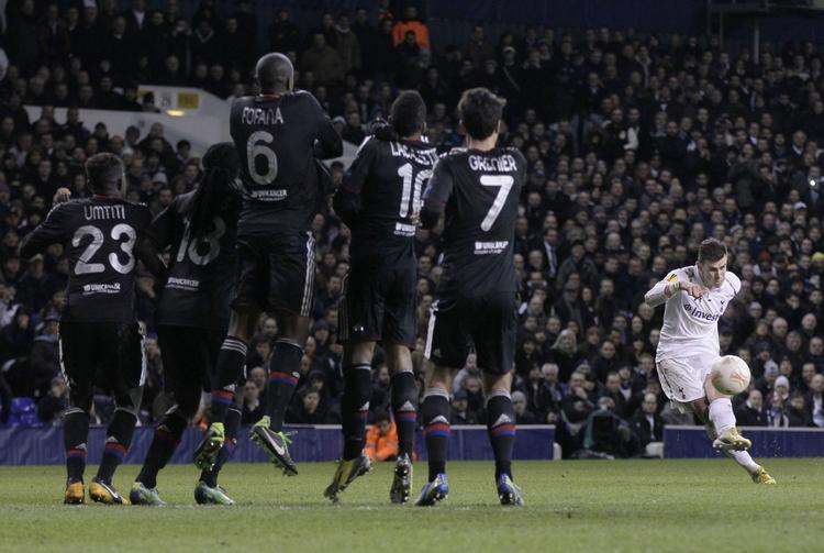 Kasse. Lyon-spillerne gør, hvad de kan, men de kan alligevel ikke forhindre et perlemål fra Gareth Bale. 