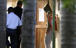 ANHOLDT. Oscar Pistorius bliver her ført væk af politiet. Han er sigtet for at have skudt sin kæreste. 