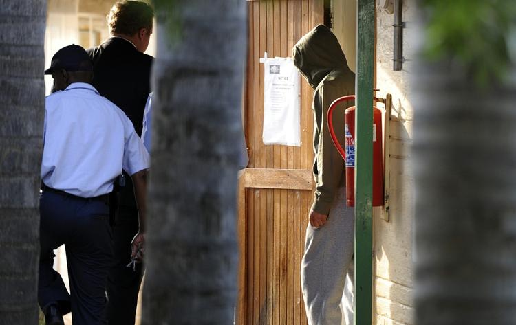 ANHOLDT. Oscar Pistorius bliver her ført væk af politiet. Han er sigtet for at have skudt sin kæreste. 