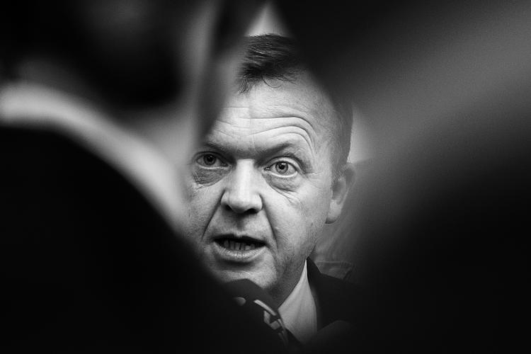 HYKLER? Socialdemokraterne, mener at Venstre og Lars Løkke Rasmussen er hykleriske, når de kritiserer regeringen for at hæve skatter og afgifter. I de første 100 dage af Løkkes regeringstid blev 50 skatter og afgifter hævet. 
