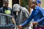 SIGTET. Oscar Pistorius er blevet sigtet for mordet på sin kæreste. Ifølge Politiet skød han hende fire gange. 