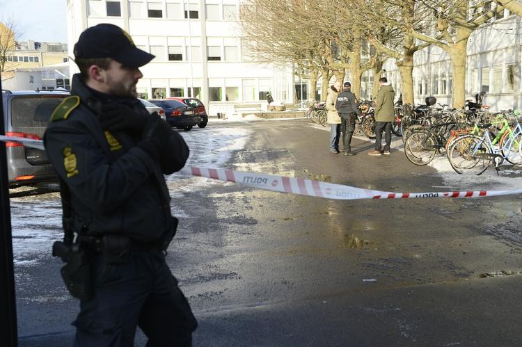 EFTERFORSKNING. Politiet var talstærkt til stede efter knivoverfaldet mandag morgen på Københavns Tekniske Skole. 