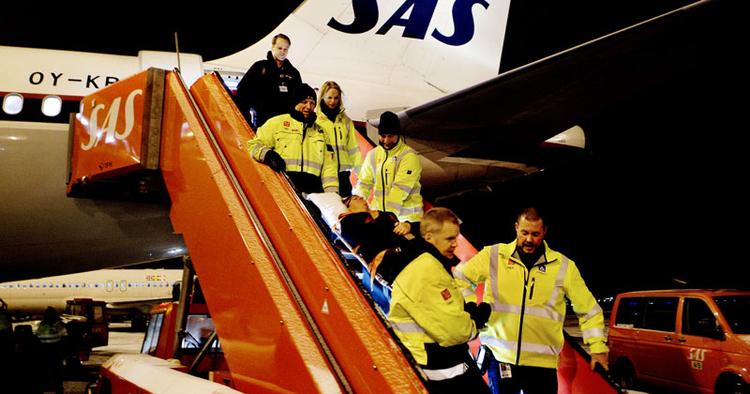 Hjælp. Læge Mogens Ydemann fra Falck Travelcare hjælper en uheldig dansk skiløber hjem fra Italien. 
