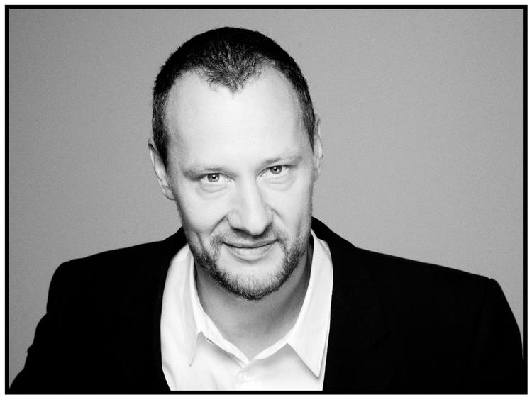 Forfald. En far bliver gammel  og syg. En søn ser magtesløs til.  Nikolaj Frobenius fortæller en stærk  forfaldshistorie set med sønnens øjne. 