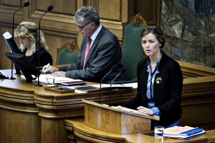 PINLIG. Ellen Trane Nørby er ifølge Socialdemokraterne »pinlig«, når hun kritisere regeringen for at indføre højere afgifter, som Venstre selv har lagt stemmer til. 