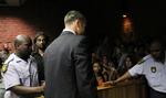 Fængslet. Oscar Pistorius blev ikke løsladt under kaution, da han tidligere i dag mødte op i retten til den første høring i sagen. 