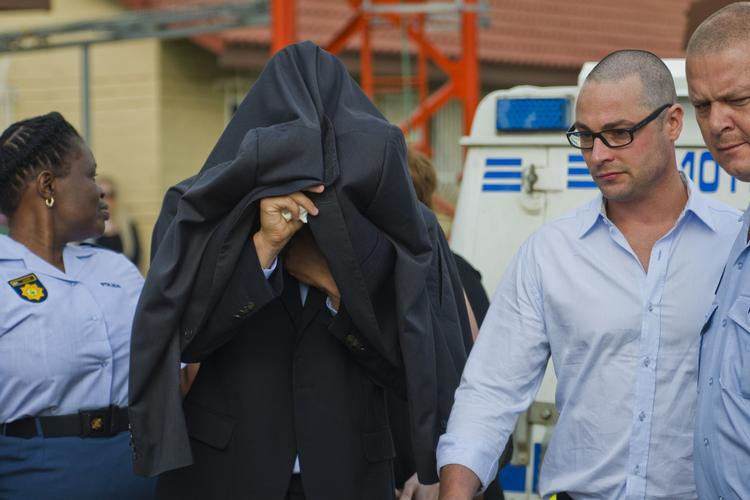 Anklaget. Oscar Pistorius gik på en nat fra verdensberømt top-atlet til mistænkt for mord. Her er han på vej til retten i Pretoria, Sydafrika. 