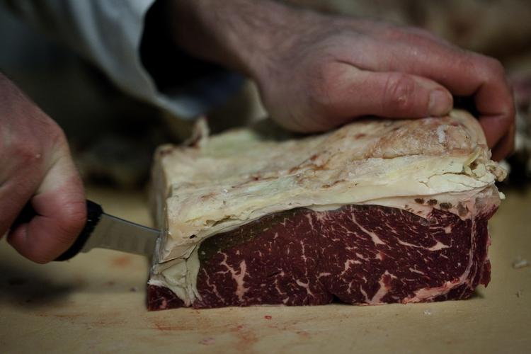 Fedt. Den nye fedtafgift er fastsat til 13 kr. per kilo mættet fedt i blandt andet kød og mejeriprodukter. I køb bliver fedtindholdet opgjort per dyr. Det vil sige, at magert kød bliver ramt af afgiften på samme måde som fede udskæringer. 