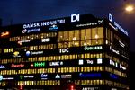 Utilfredse. Høje afgifter og lønninger ødelægger det gode humør i erhvervslivets organisationer DI og DA, til trods for at det danske erhvervsklima, på det seneste, er blevet lovprist i udlandet. 