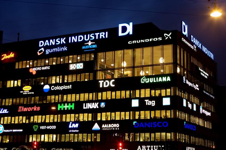 Utilfredse. Høje afgifter og lønninger ødelægger det gode humør i erhvervslivets organisationer DI og DA, til trods for at det danske erhvervsklima, på det seneste, er blevet lovprist i udlandet. 
